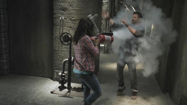Sanctuary S3x12 Kate attacking Henry with fire extinguisher