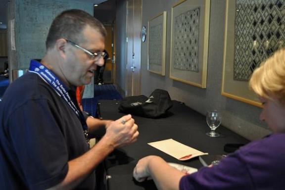 Gatecon 2010 Bruce Woloshyn signs for fans!