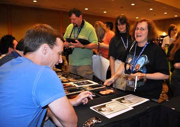 Gatecon 2010 Peter Flemming signs autos before dinner!