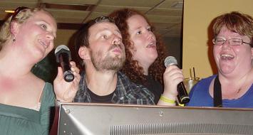 2009-LA-SGCon-Ryan-Singing-02-c