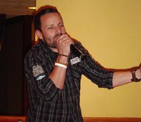 2009-LA-SGCon-Ryan-sings-c