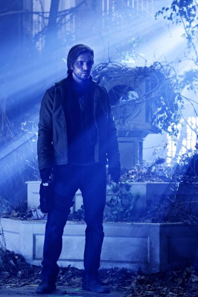 12 Monkeys S3x01 Aaron Stanford as James Cole 