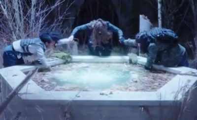 Van Helsing S4x07 The fountains activates after Vanessa tells Violet and Jack to clasp her hands