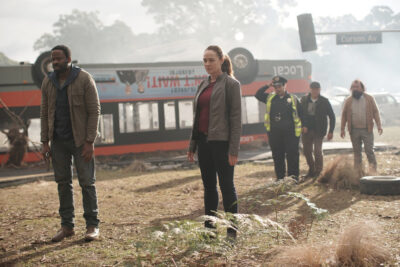 La Brea S1x01 Eve and Josh meet the survivors