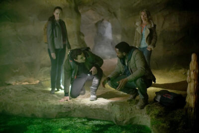 La Brea S1x03 Eve, Ty, Lucas and Mary Beth trapped in a cave