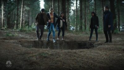 La Brea S1x10 Gavin Izzy and Ella jump to prehistoric time