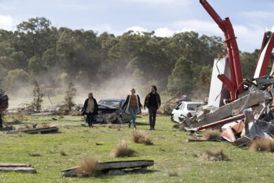 La Brea S2x02 Gavin, Izzy and Ella enter the encampment