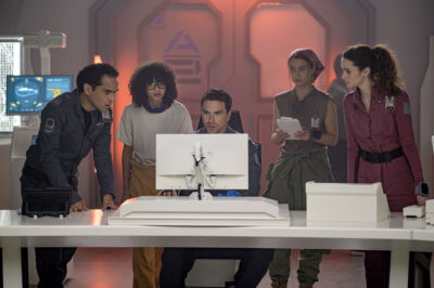The Ark S1x03 Eva and Alicia with the Command Crew