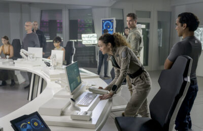 S1x12 Captain and crew on the Ark-1 bridge