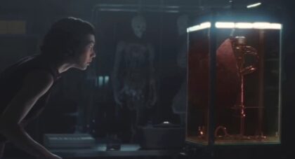 Alien Earth S1x03 Wendy examines the lung implanted with the Facehugger tadpole