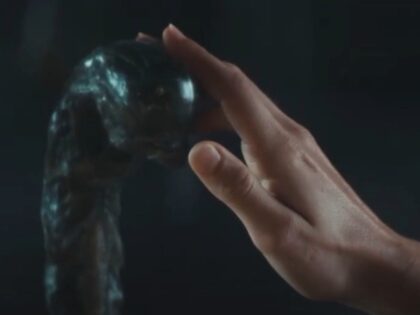 Alien Earth S1x04 Wendy pets the Xenomorph