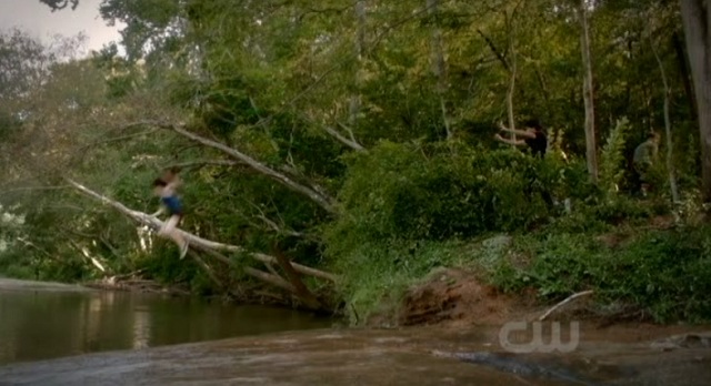 3x02 TVD Elena goes swimming