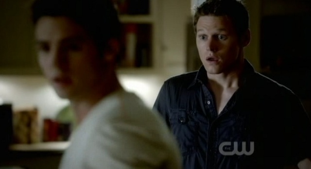 3x02 TVD Matt Jeremy window shatters