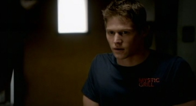 3x02 TVD Matt at Mystic Grill