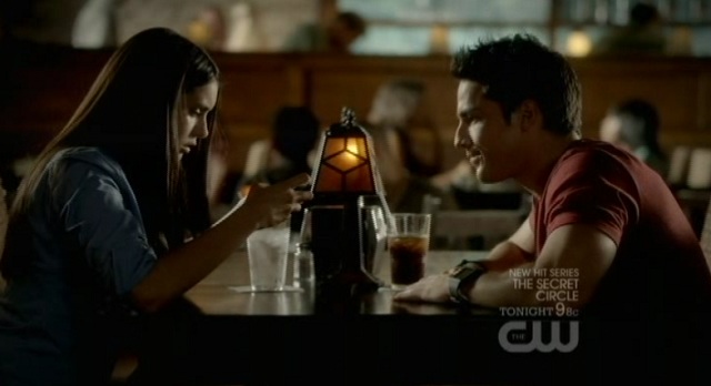 3x02 TVD Tyler and Elena shows her wolf areas