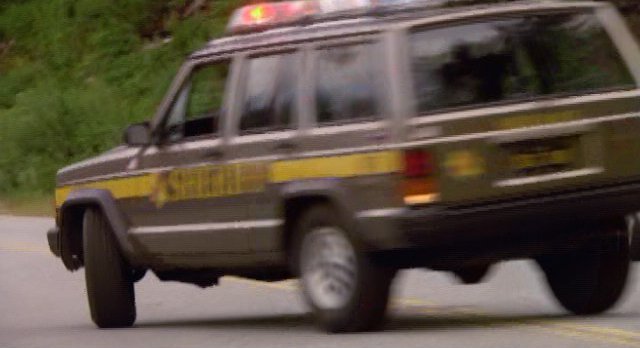 Eureka S4x12 - Kevin steals Carters patrol vehicle