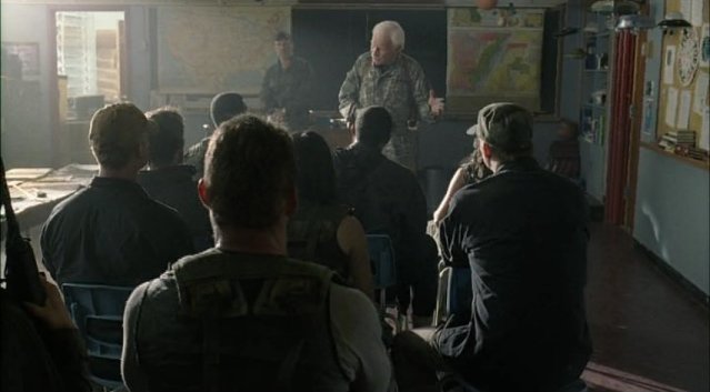 Falling Skies S1x03 - Porter and Captain Weaver in the briefing