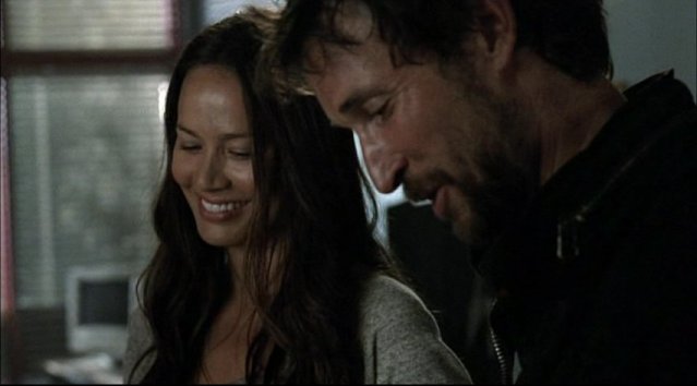 Falling Skies S1x03 Prisoner of War - Moon Bloodgood and Noah Wyle