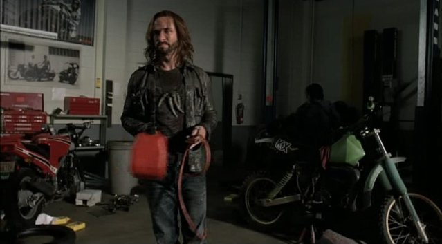 Falling Skies S1x04 - Pope about to escape at motorcycle shop