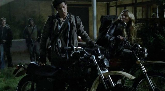 Falling Skies S1x05 - Hal and Margaret back from patrol