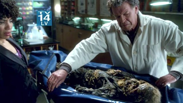 Fringe S4x03 - Walter with the corpse