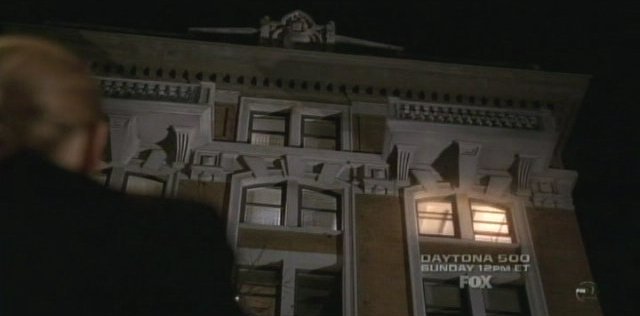 Fringe S3x14 6B The apartment glows