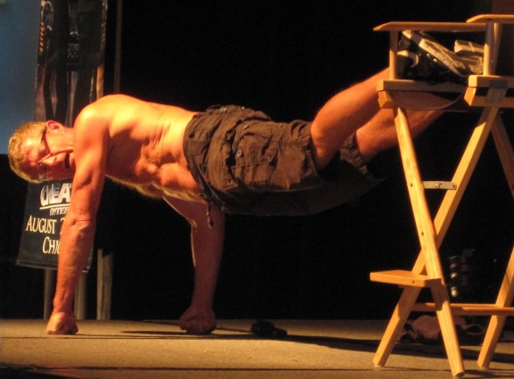 ChiCon 2010 Stuntman Dan Shea does pushups!