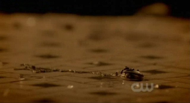 The Vampire Diaries  S3X03 locket ON THE FLOOR