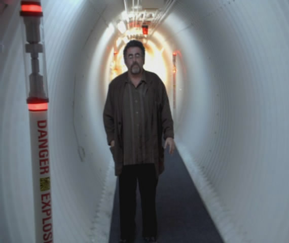 Artie in Warehouse 13 tunnel about to bei blown up!