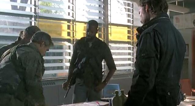 Falling Skies S1x06 - Planning the move from JFK High School